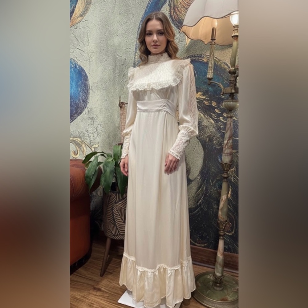 EUC vintage 1970’ victorian Gunne Sax gown
Elegant Cream Lace.